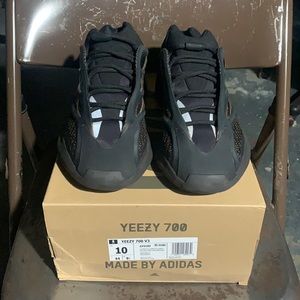 Yeezy 700 v3 Clay Brown *USED*